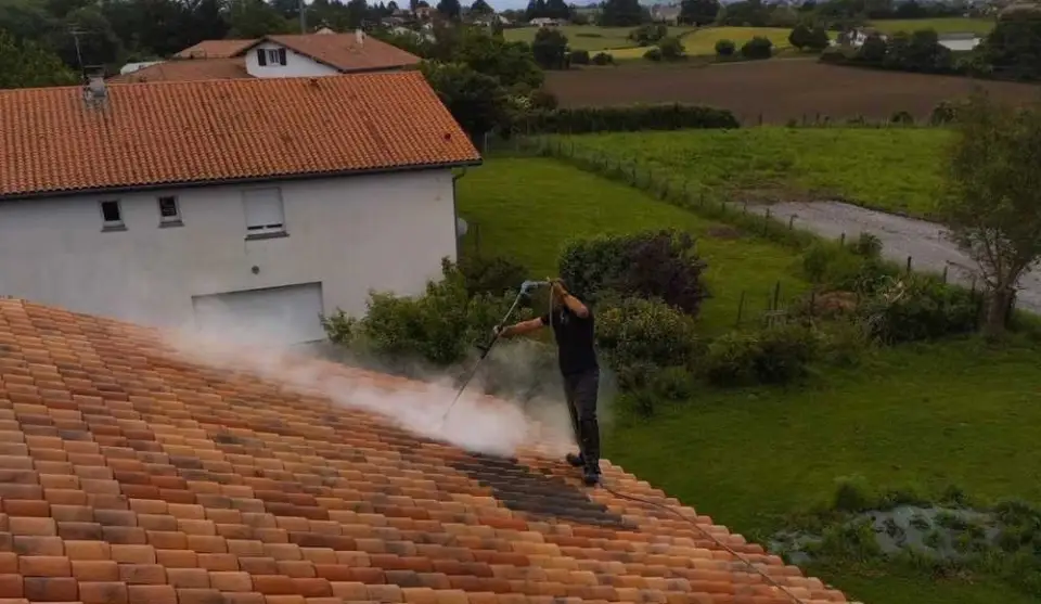 Toiture en tuiles nettoyée à la vapeur dans un quartier résidentiel de Tarnos